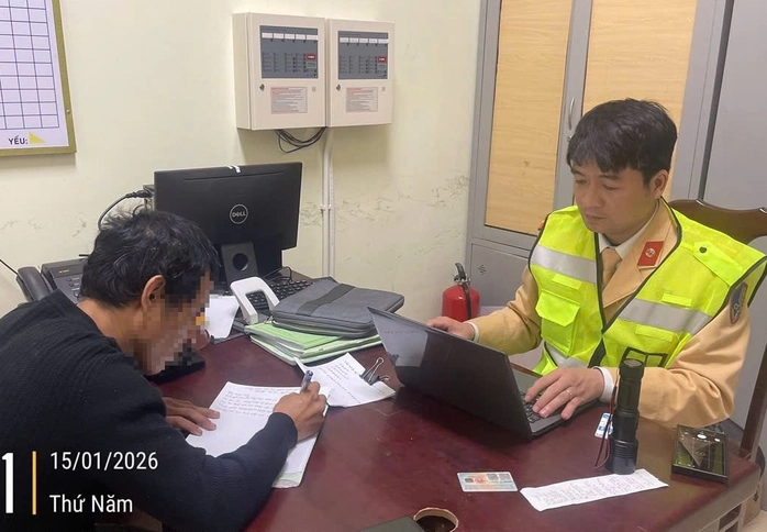 CSGT phát hiện điều bất ngờ khi dừng và kiểm tra xe đầu kéo